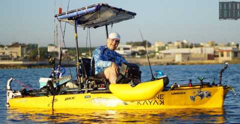 A Bari c'è chi pesca a bordo dei kayak: «Per vivere un intenso ed ecologico rapporto con il mare» 